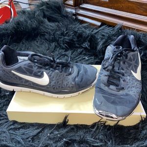 Black & White Women’s NIKE Running shoes